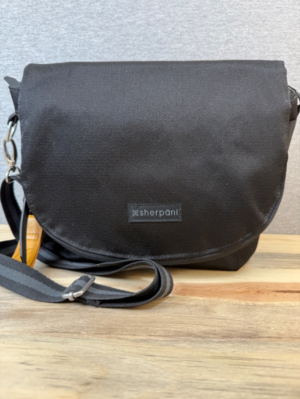 Sherpani Crossbody Milli Black Multi Pocket Bag, Like New, Travel, Vacation
